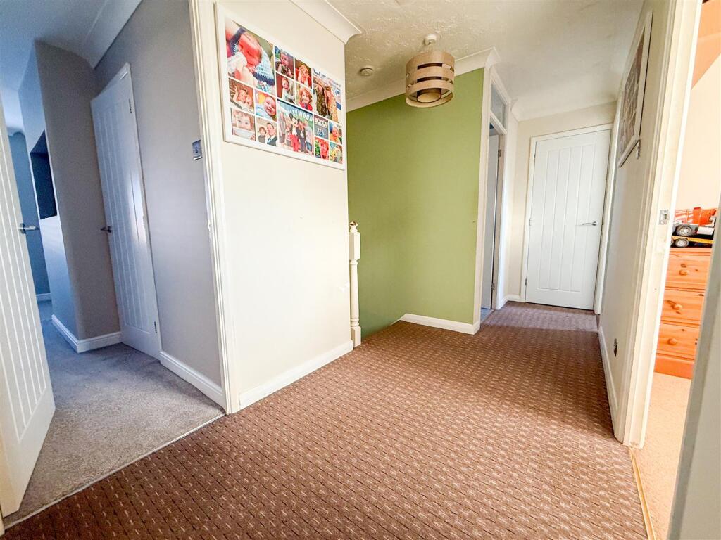 FIRST FLOOR LANDING
