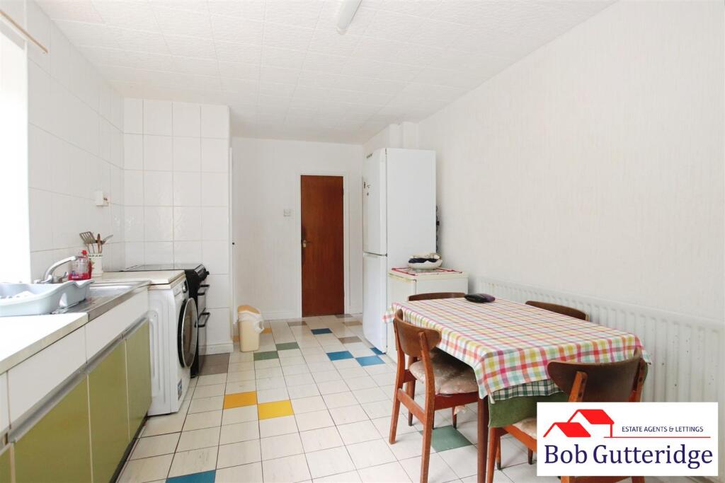 OPEN PLAN FITTED KITCHEN / DINING ROOM