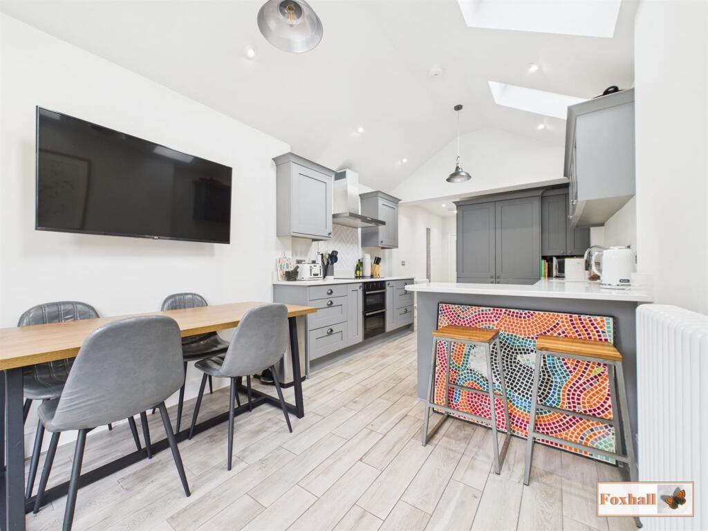 Kitchen / Dining Area