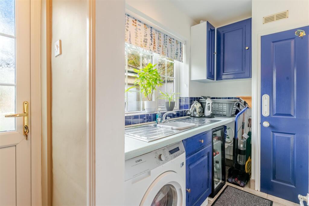 28 Bishops Road, BS49 4NG 25.jpg