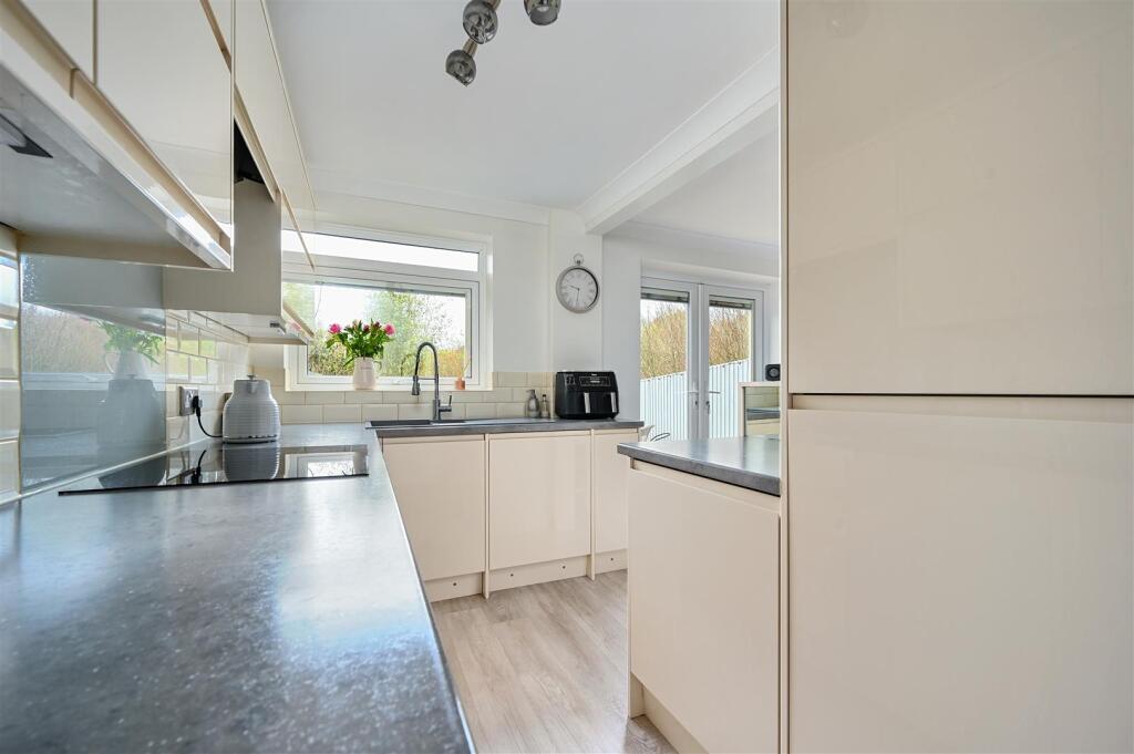 16 ridge close, bn41 (19).jpg