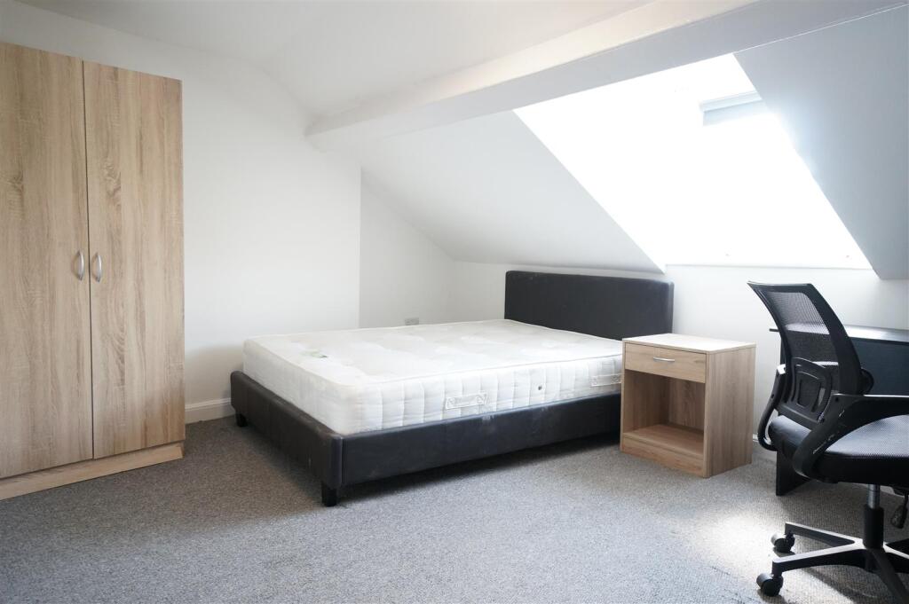 bedroom 5 .JPG