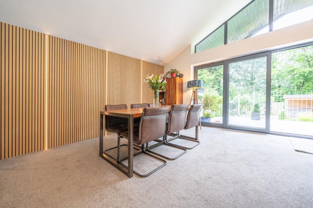 OPEN PLAN LIVING AREA