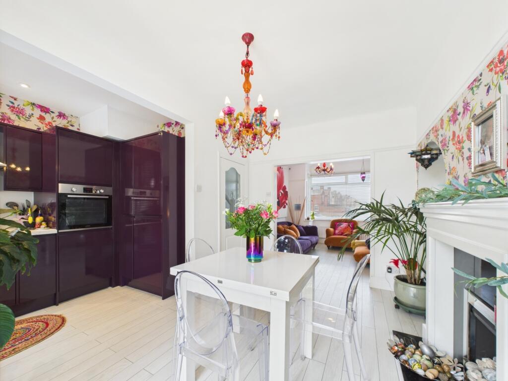 CAM02386G0-PR0135-STILL010