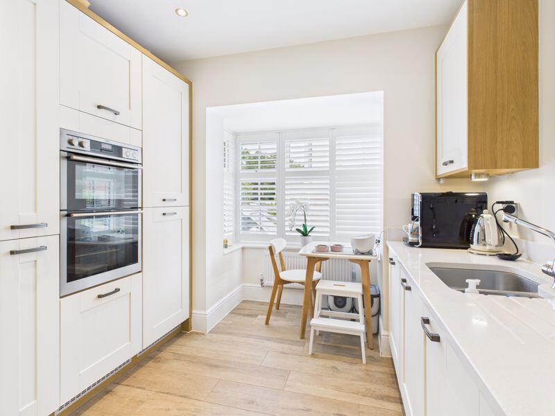 Kitchen &amp; breakfast area 