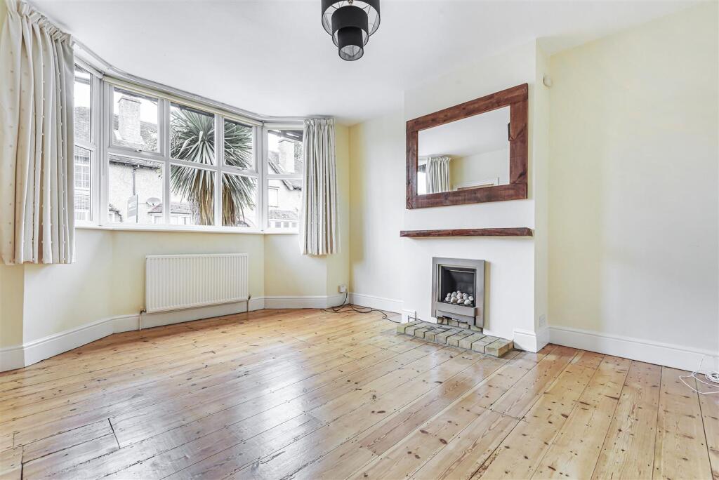 Front sitting room.jpg