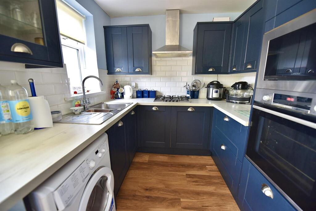 BREAKFASTING KITCHEN