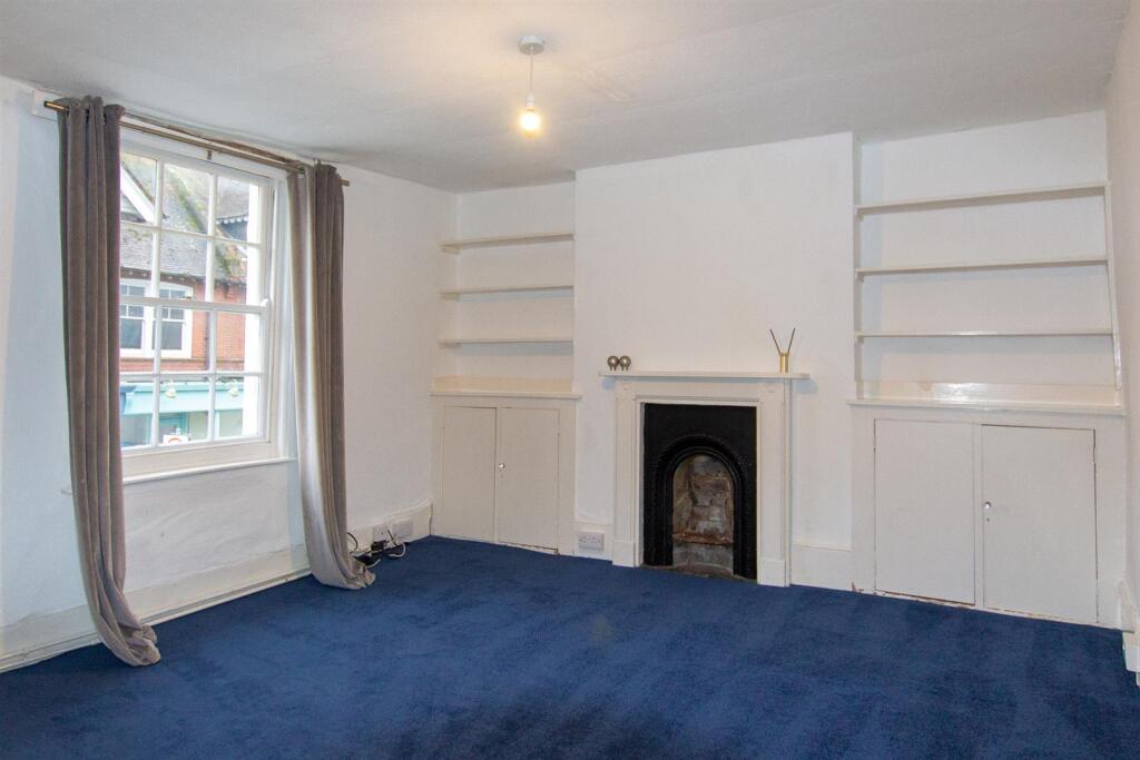 151a High St - Living room.jpg