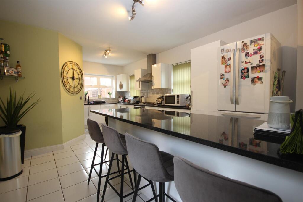 KITCHEN/BREAKFAST ROOM