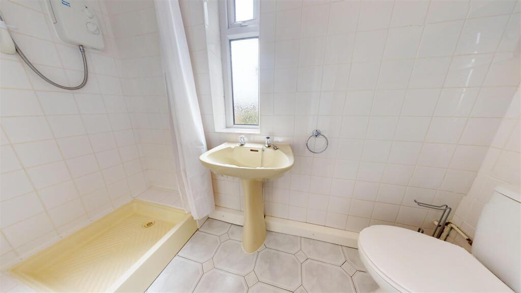 Stuart Crescent En-suite