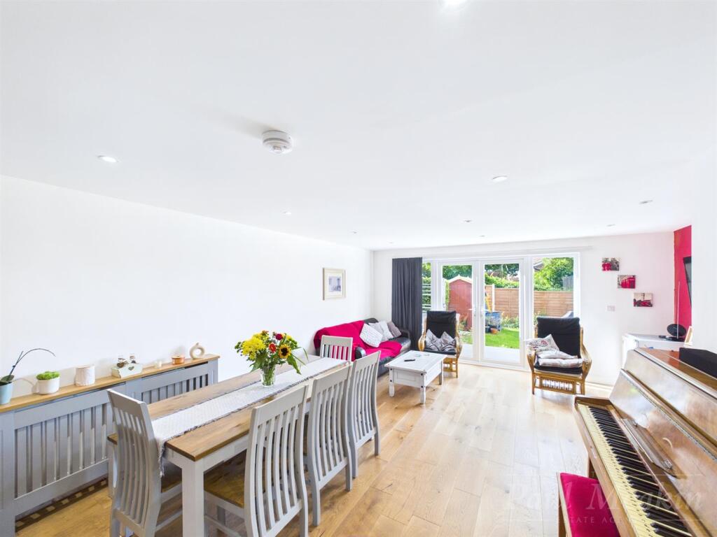 Kitchen/ Diner/ Lounge