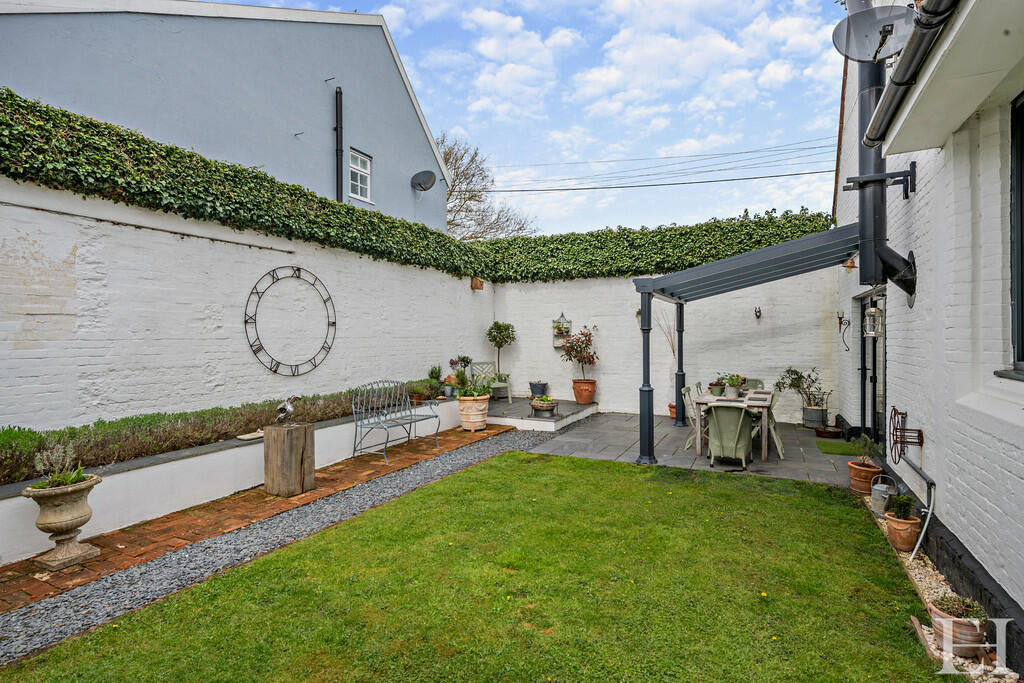 8590702-exteriorw...