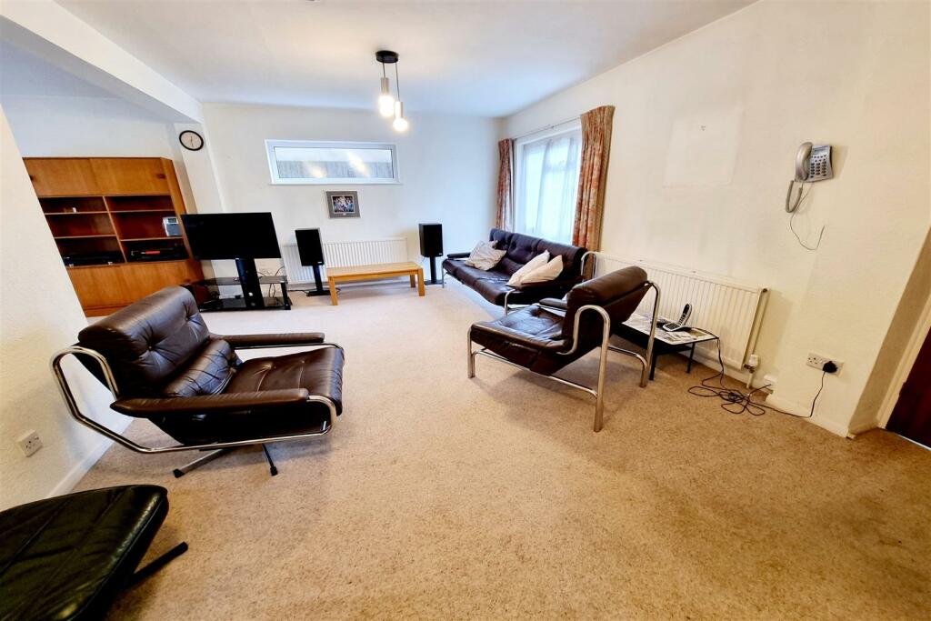 FRONT RECEPTION ROOM: PIC. 2
