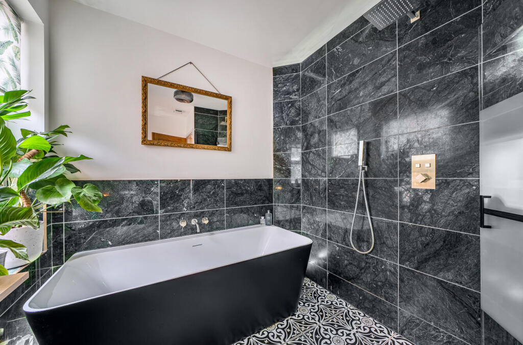 1386385-11-692d9b...