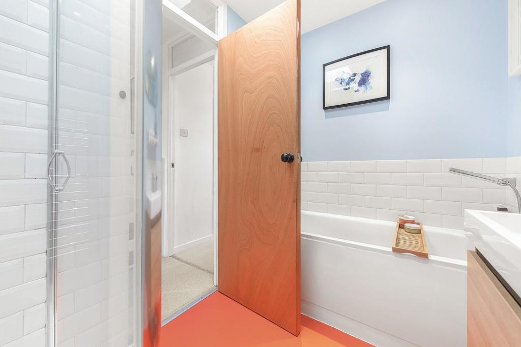 Bathroom (2).jpg