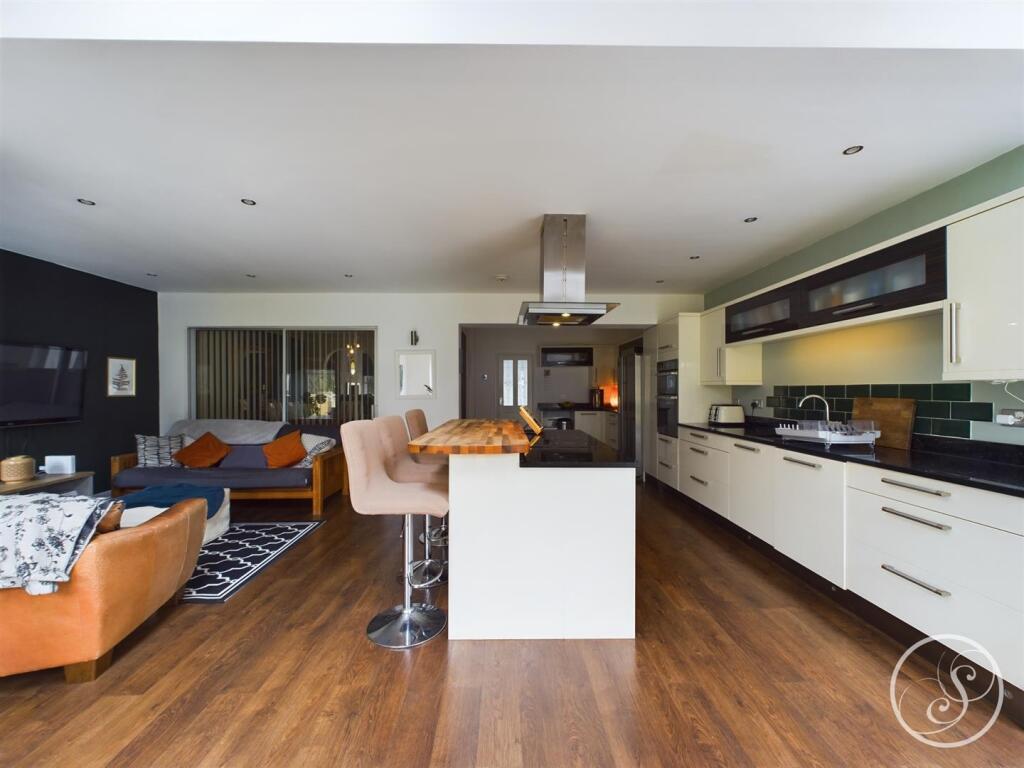 KITCHEN/DINER/FAMILY ROOM