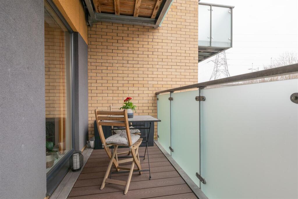 Chigwell Road, E18