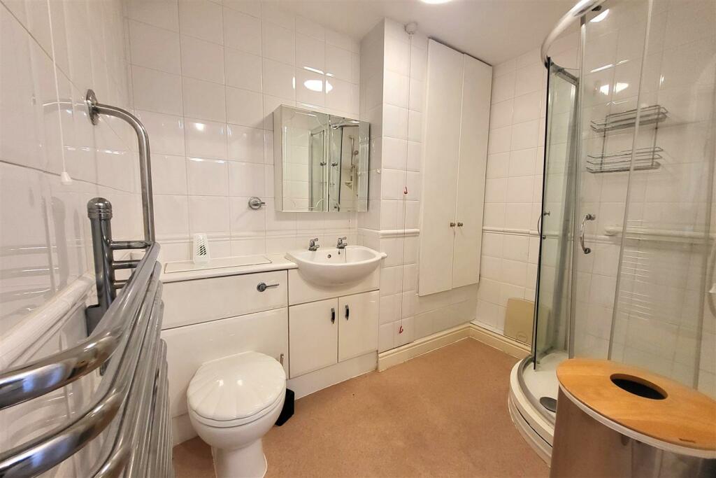 SHOWER ROOM