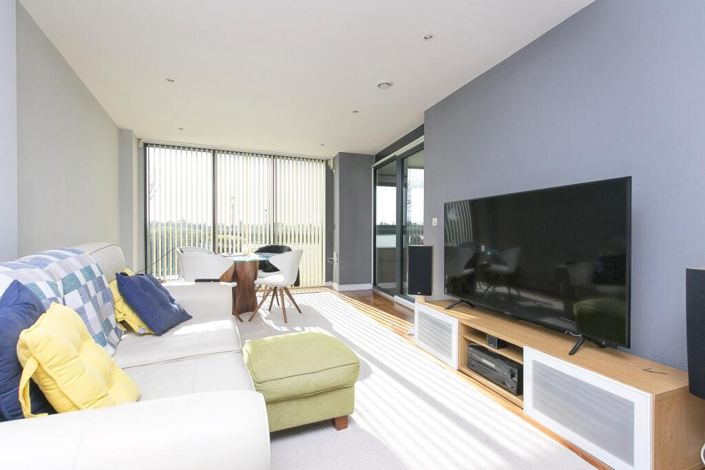 Lounge/Dining