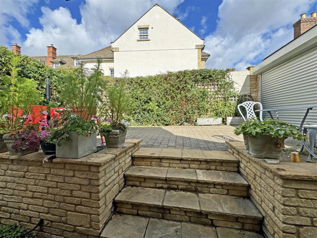 Courtyard Garden - Off Road Parking