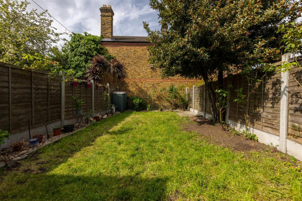 Clementina Road, E18