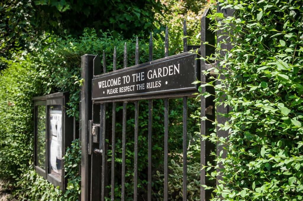 Earls Court Square Gate-1 (Medium).jpg