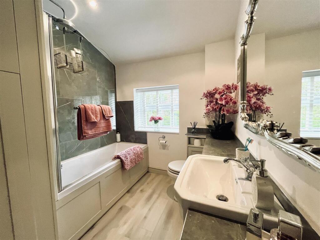 Bed 1 En Suite Bathroom