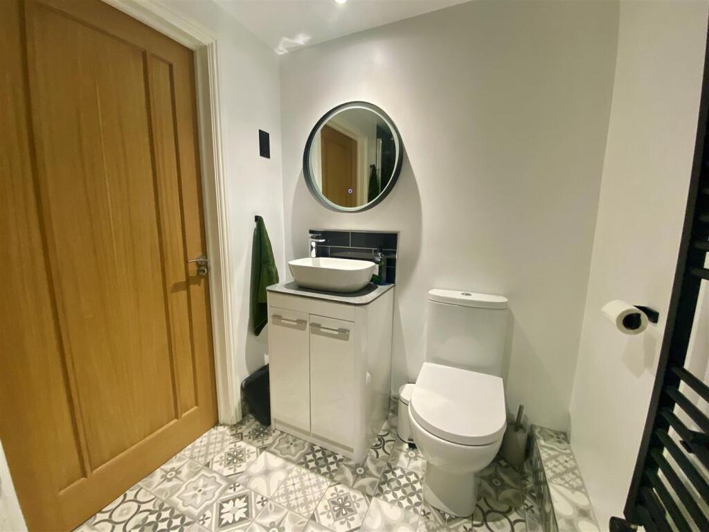 Bathroom 1.jpg