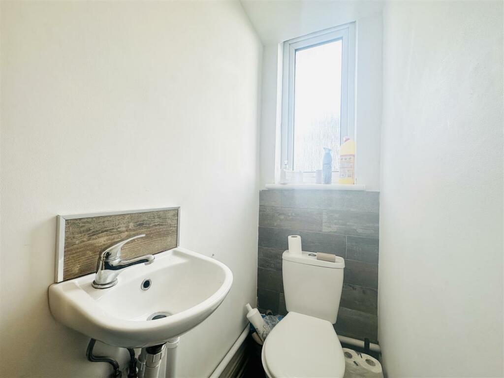 WC to bathroom 1
