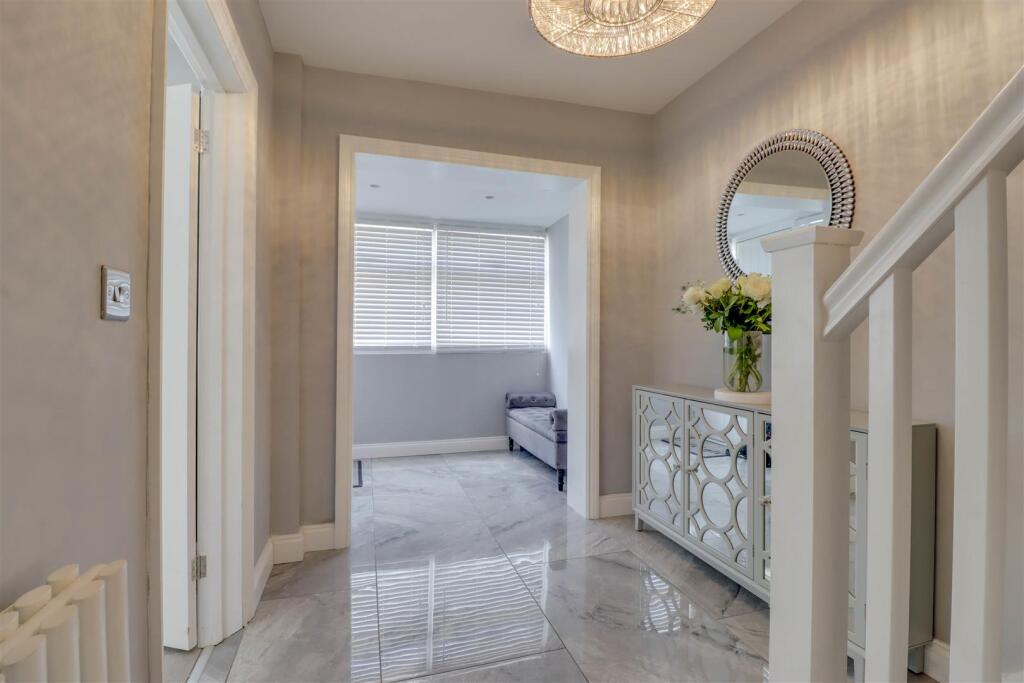 3 LEASWAY INSIDE-8.jpg