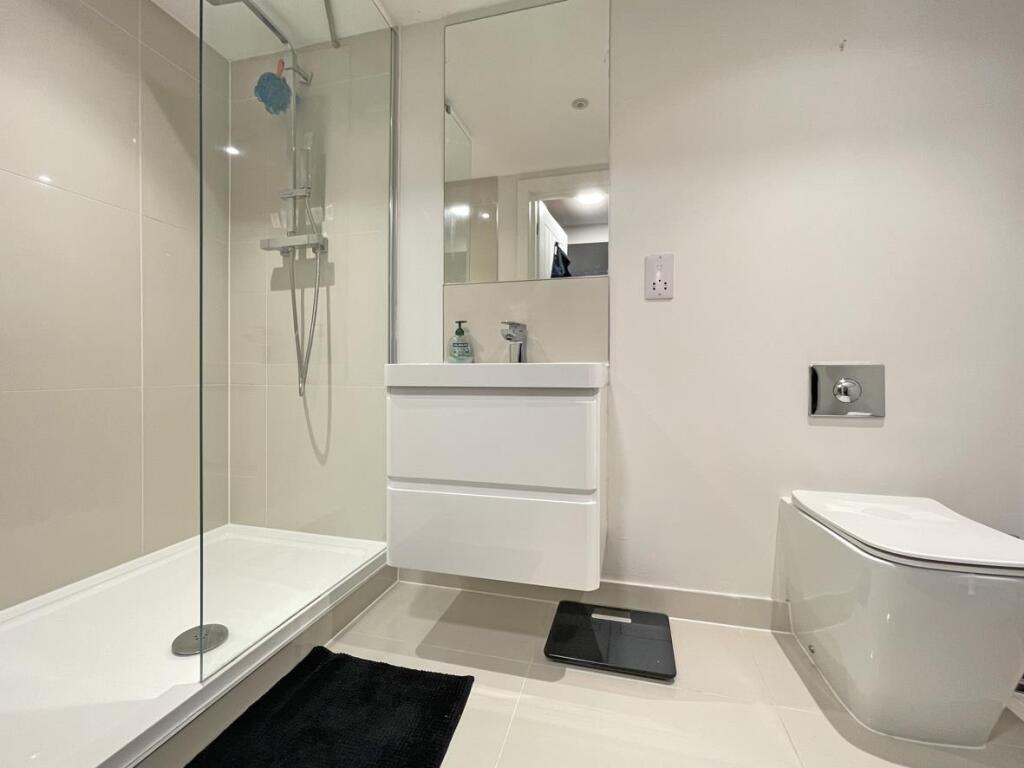 Dudding Court 10 - En Suite.jpg