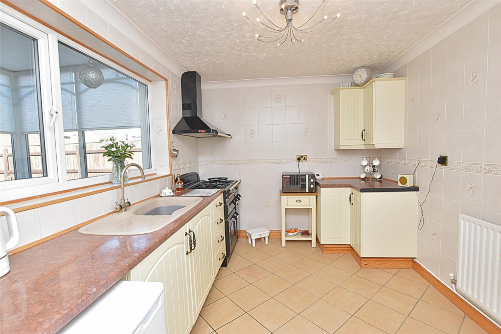 FITTED KITCHEN