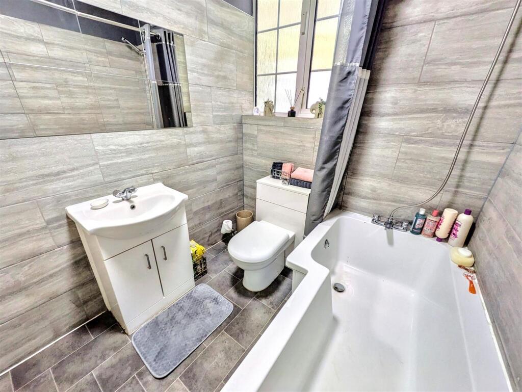 Bathroom_3.jpeg