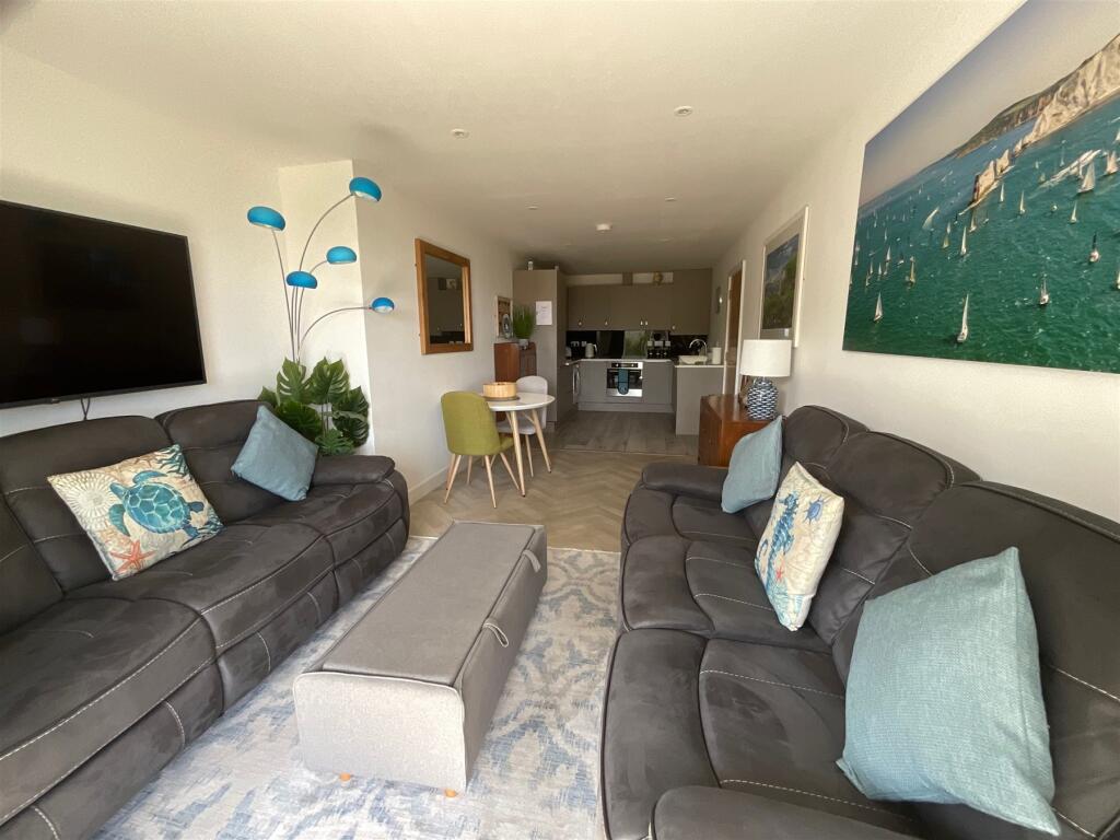 Lounge/Dining Area