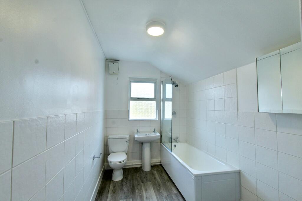 9.BATHROOM.jpg