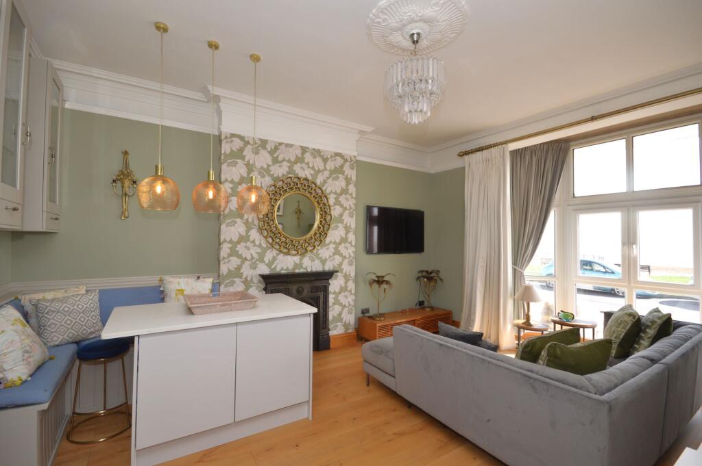 LOUNGE / KITCHEN / DINER