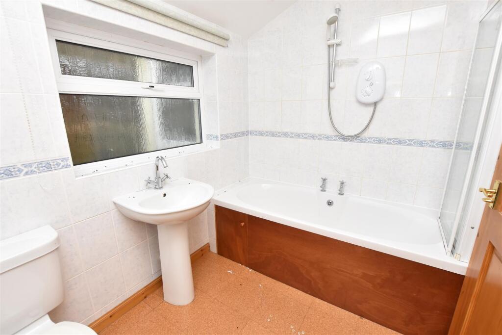 BATHROOM.JPG
