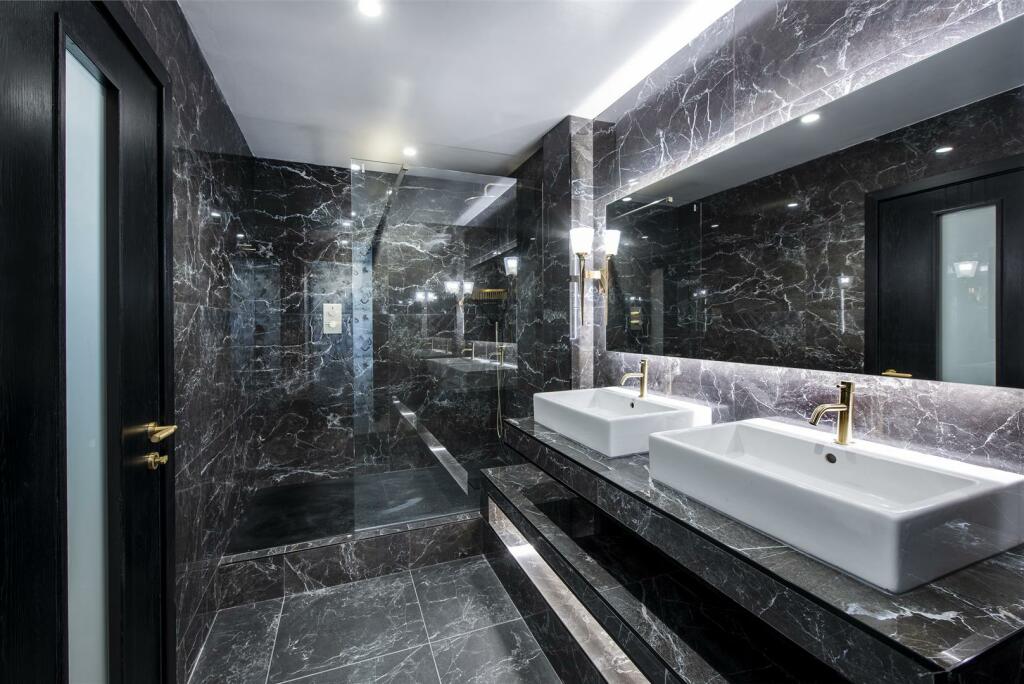 main bath .jpg