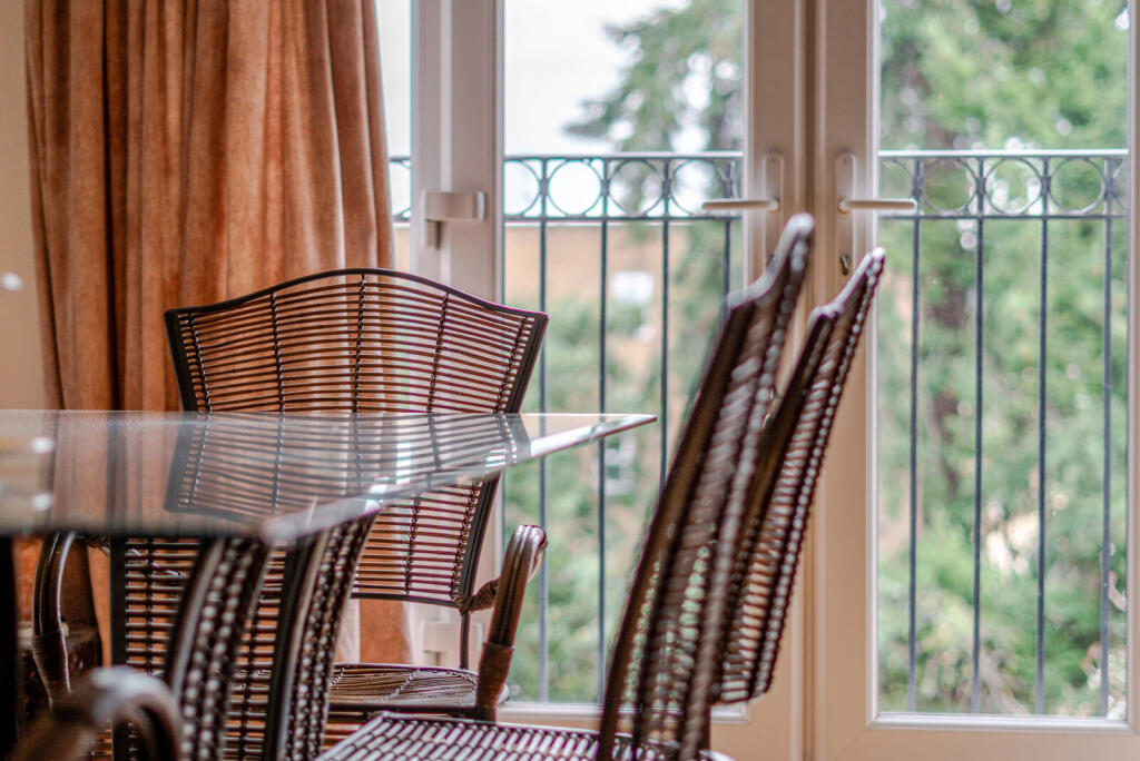 1382695-4-691f2ad...