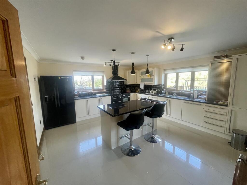 KITCHEN / DINING ROOM