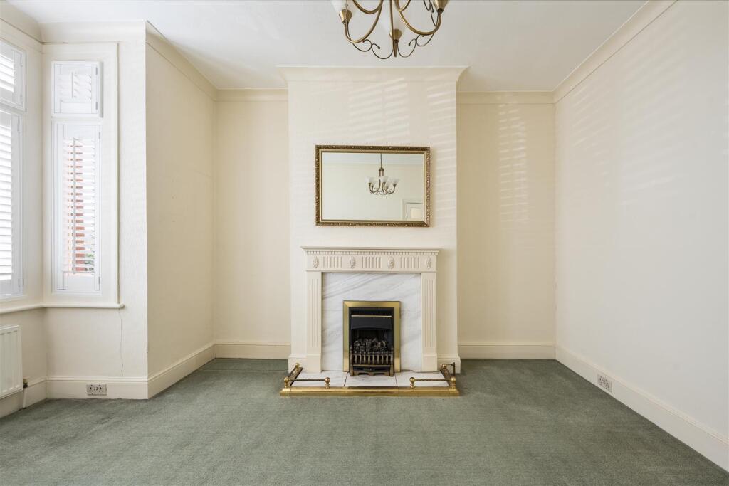 Selwyn Avenue, E4
