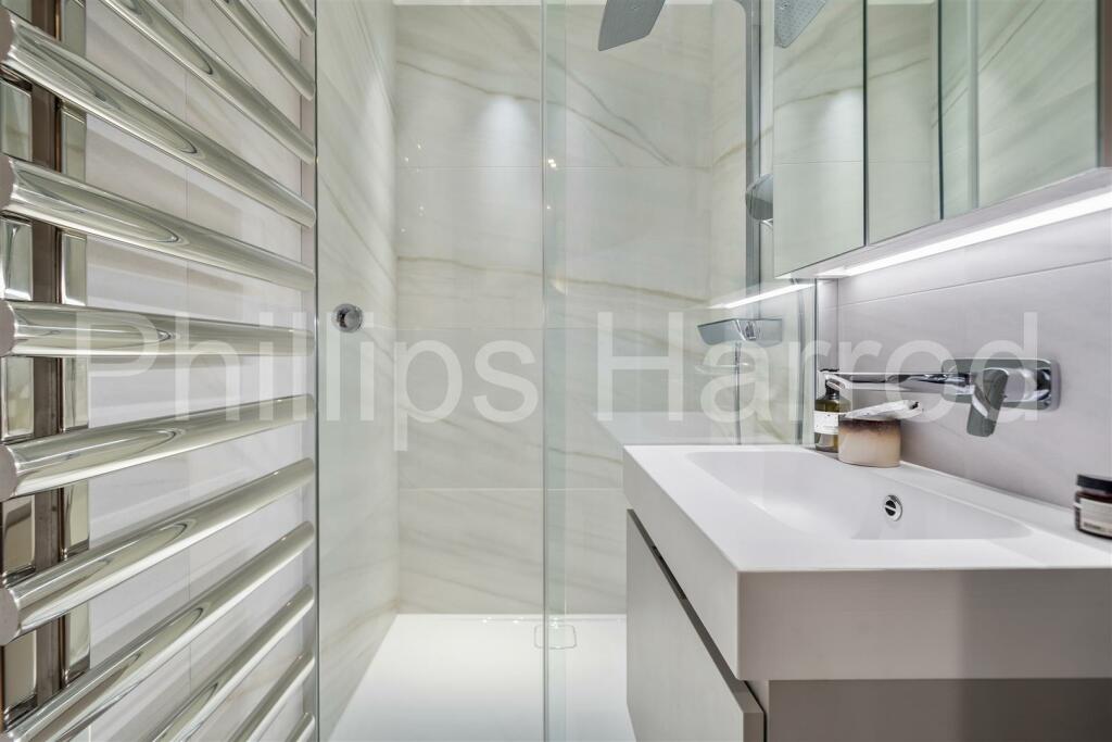 Flat 2, 49 Fitzjohns Avenue NW3 6PH-4.jpg