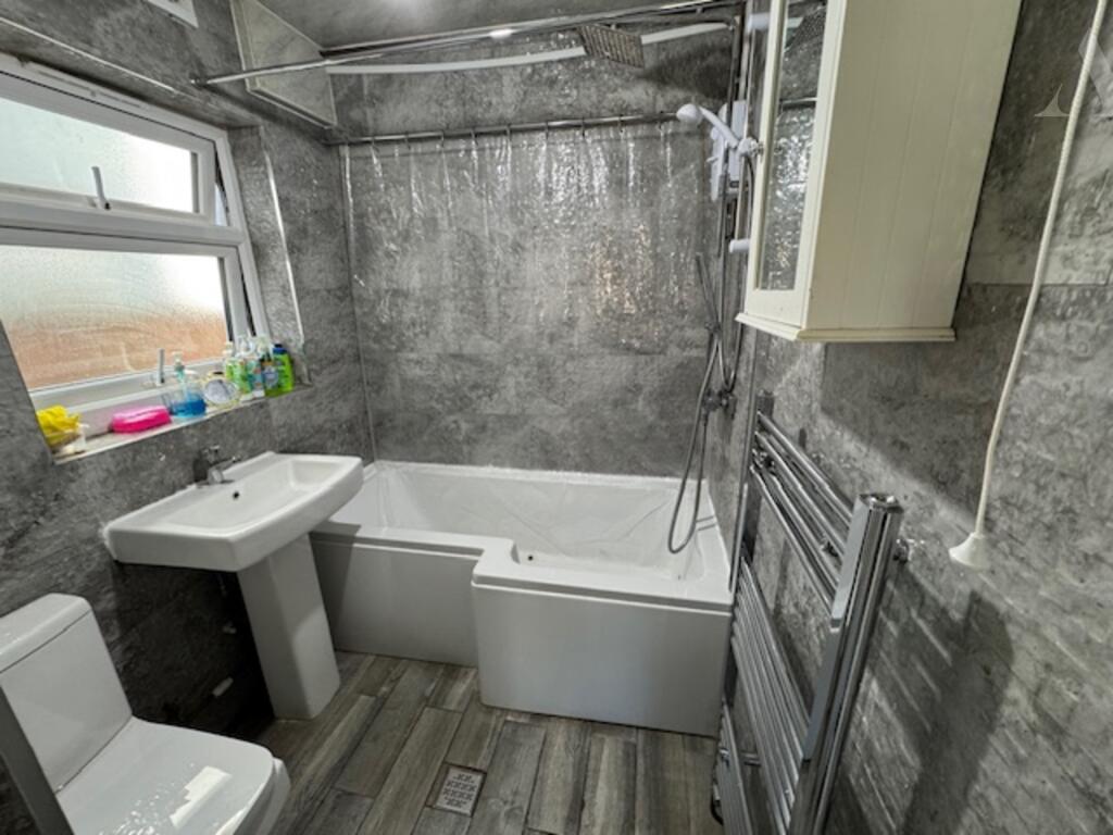 91 Harts Road Bathroom