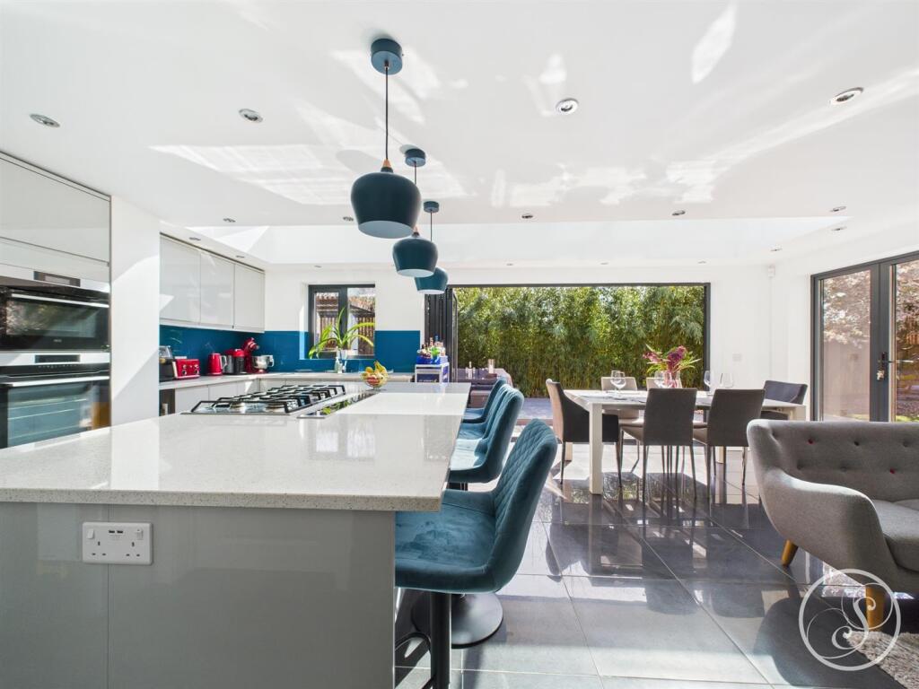 KITCHEN/DINER/FAMILY ROOM