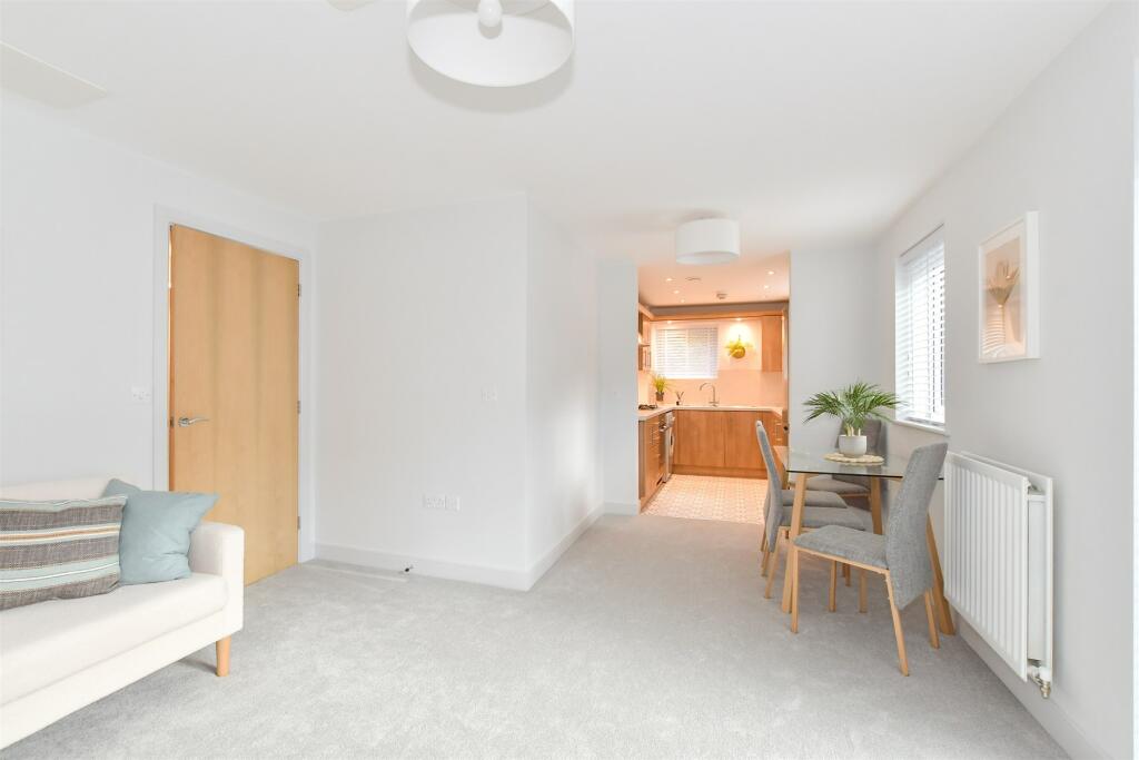 Lounge/Dining Area