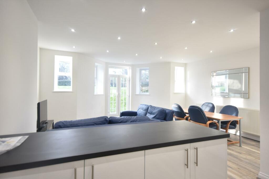 Flat 2, 7 Osborne Terrace02