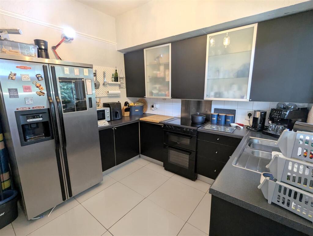 Kitchen 2.jpg