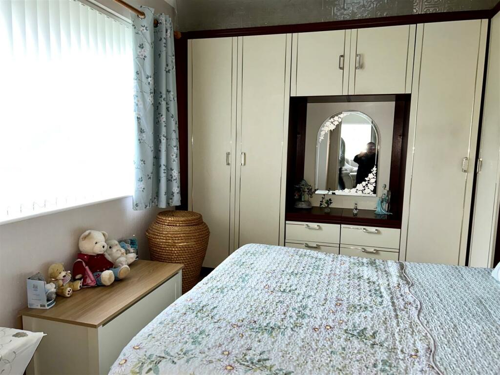 Broad Rig Ave 36 - BEDROOM 1 NEW.jpg