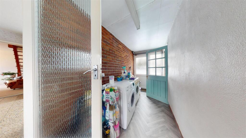 UTILITY/SIDE PORCH