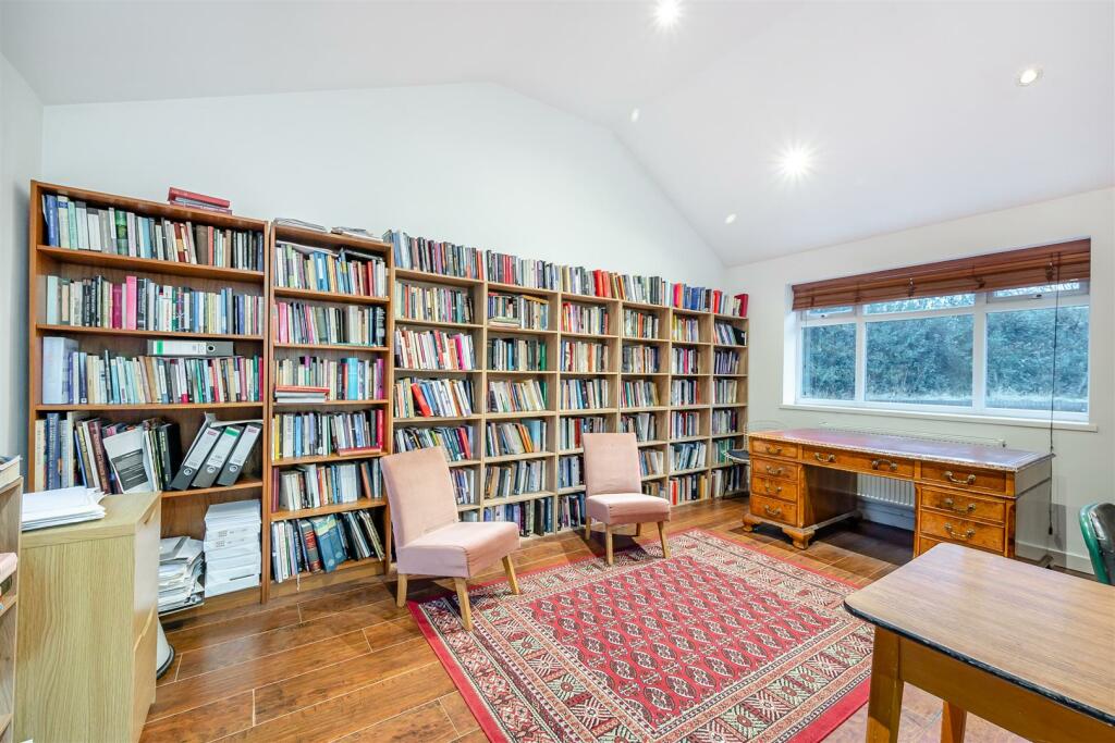 8582899-interior32.jpg